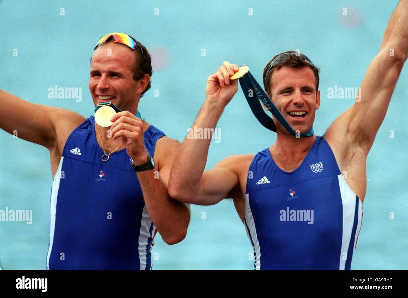 L'équipe française de Coxless pairs de Michel Andrieux et Jean-Christophe  Rolland célébrez la victoire de la médaille d'or Photo Stock - Alamy