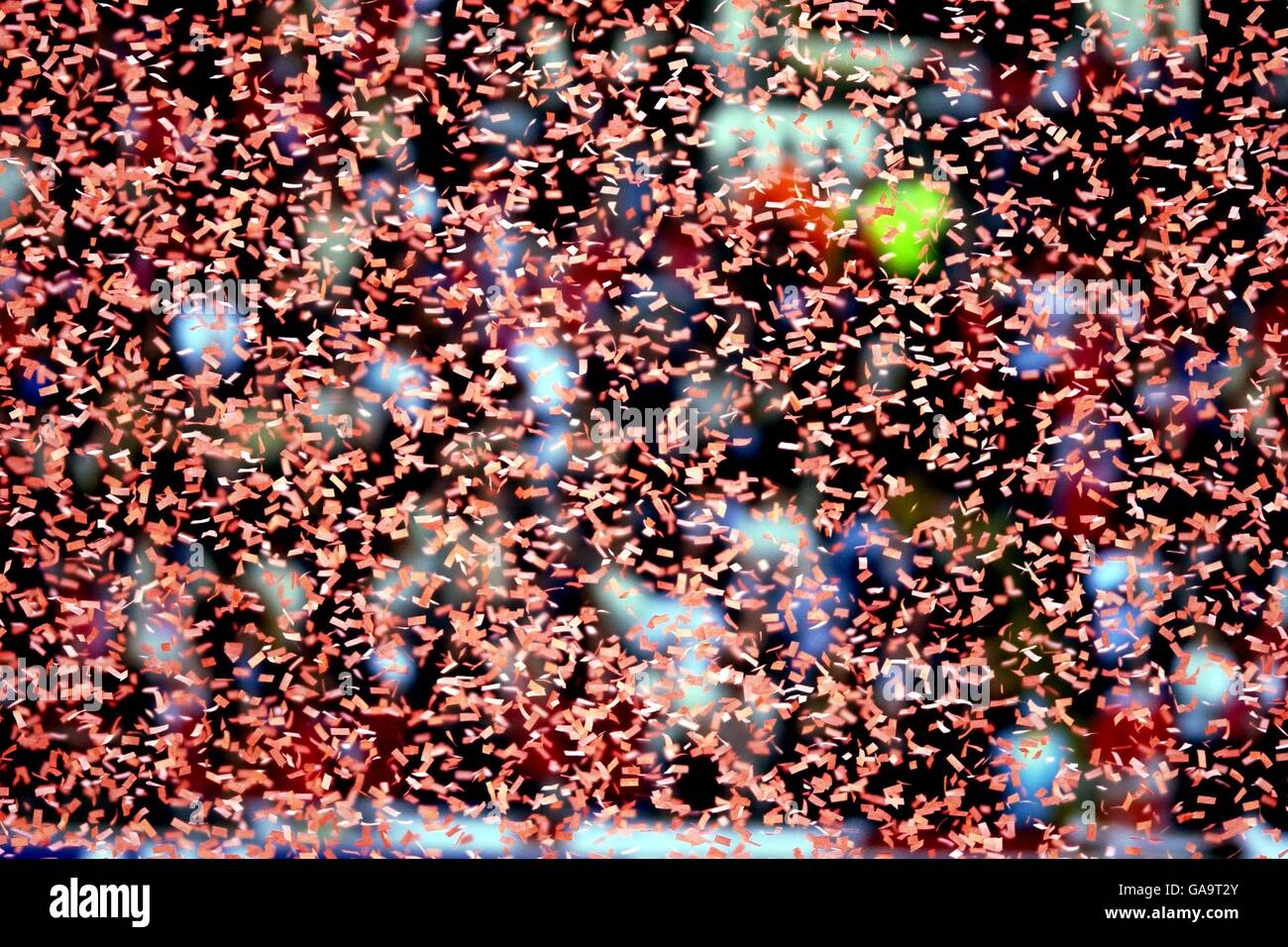 Football - finale de la coupe AXA FA - Arsenal / Chelsea.De petits morceaux de papier rouges tombent sur le terrain Banque D'Images