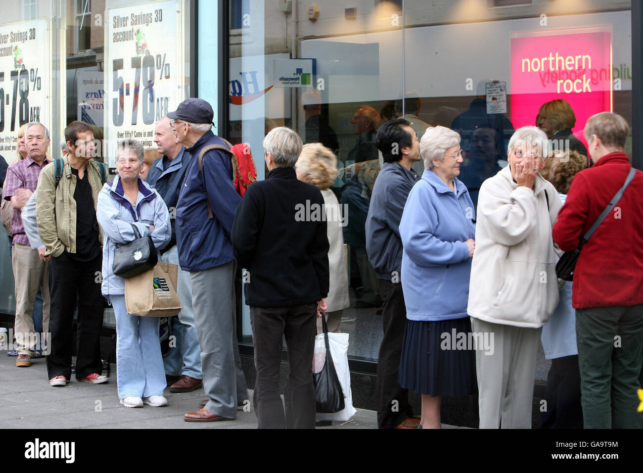 Les clients faisant la queue à l'extérieur d'une succursale de Northern Rock à Newcastle, les épargnants de tout le pays cherchant à retirer leur argent de la banque frappée par la crise. Banque D'Images