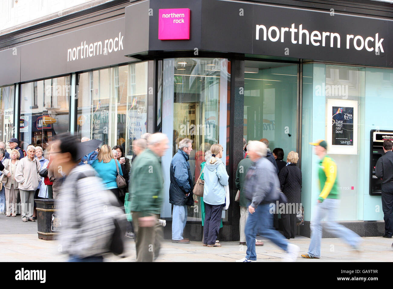 Les clients faisant la queue à l'extérieur d'une succursale de Northern Rock à Newcastle, les épargnants de tout le pays cherchant à retirer leur argent de la banque frappée par la crise. Banque D'Images