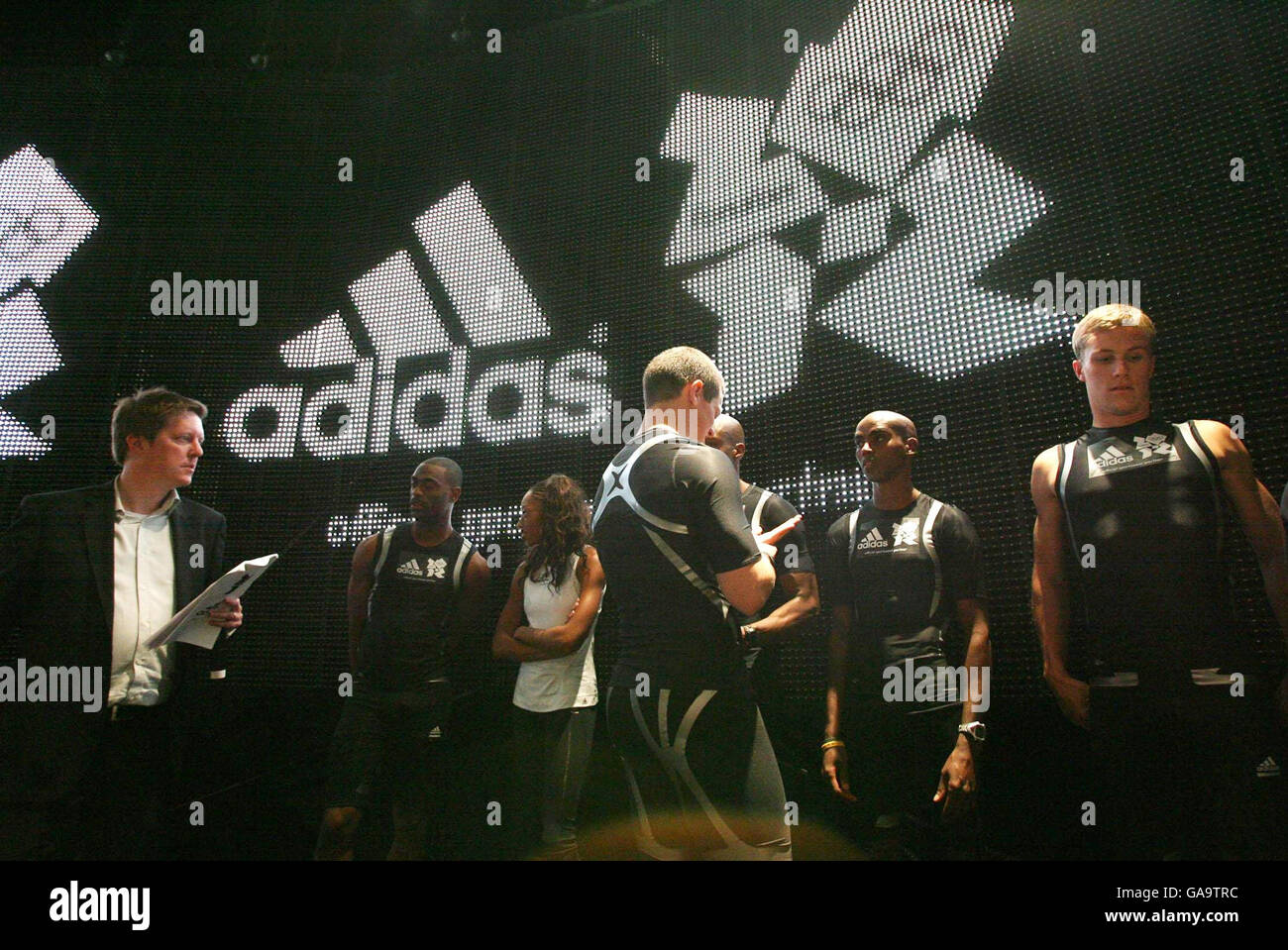Des athlètes britanniques, dont le champion du monde de 100m Tyson gay (2e à gauche), le champion du monde de 200m Allyson Felix (3e à gauche) et le champion de pole Vaulter Joe IVE (à droite), assistent au dévoilement d'Adidas en tant que sponsor de l'équipe GB des Jeux Olympiques de Londres 2012. Banque D'Images