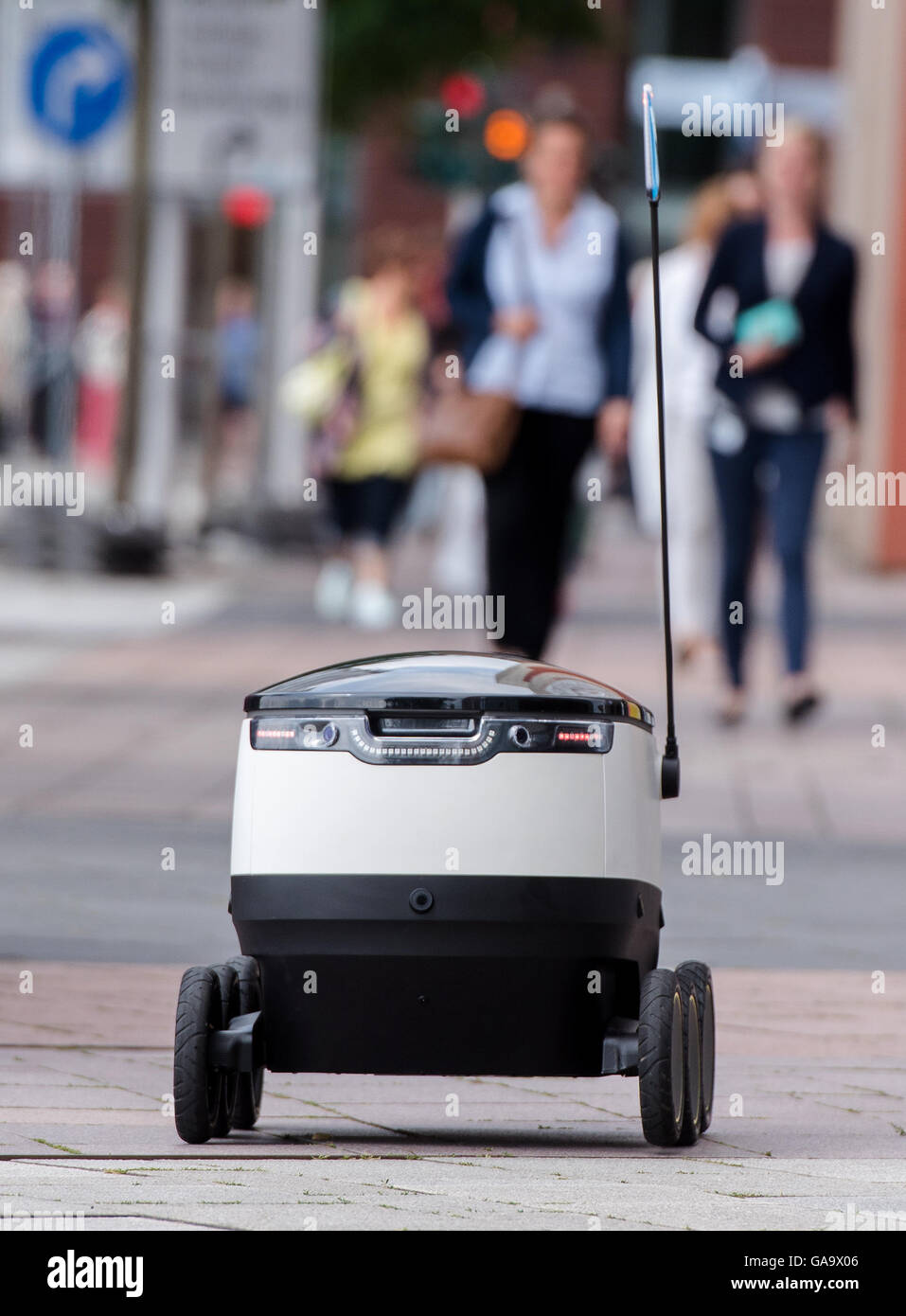 Un robot développé par la société Starship Technologies pour la livraison de colis Hermes à travers à Hambourg, Allemagne, 04 août 2016. En août Hermes a commencé un test-run de la livraison du robot à Hambourg. Photo : DANIEL BOCKWOLDT/dpa Banque D'Images