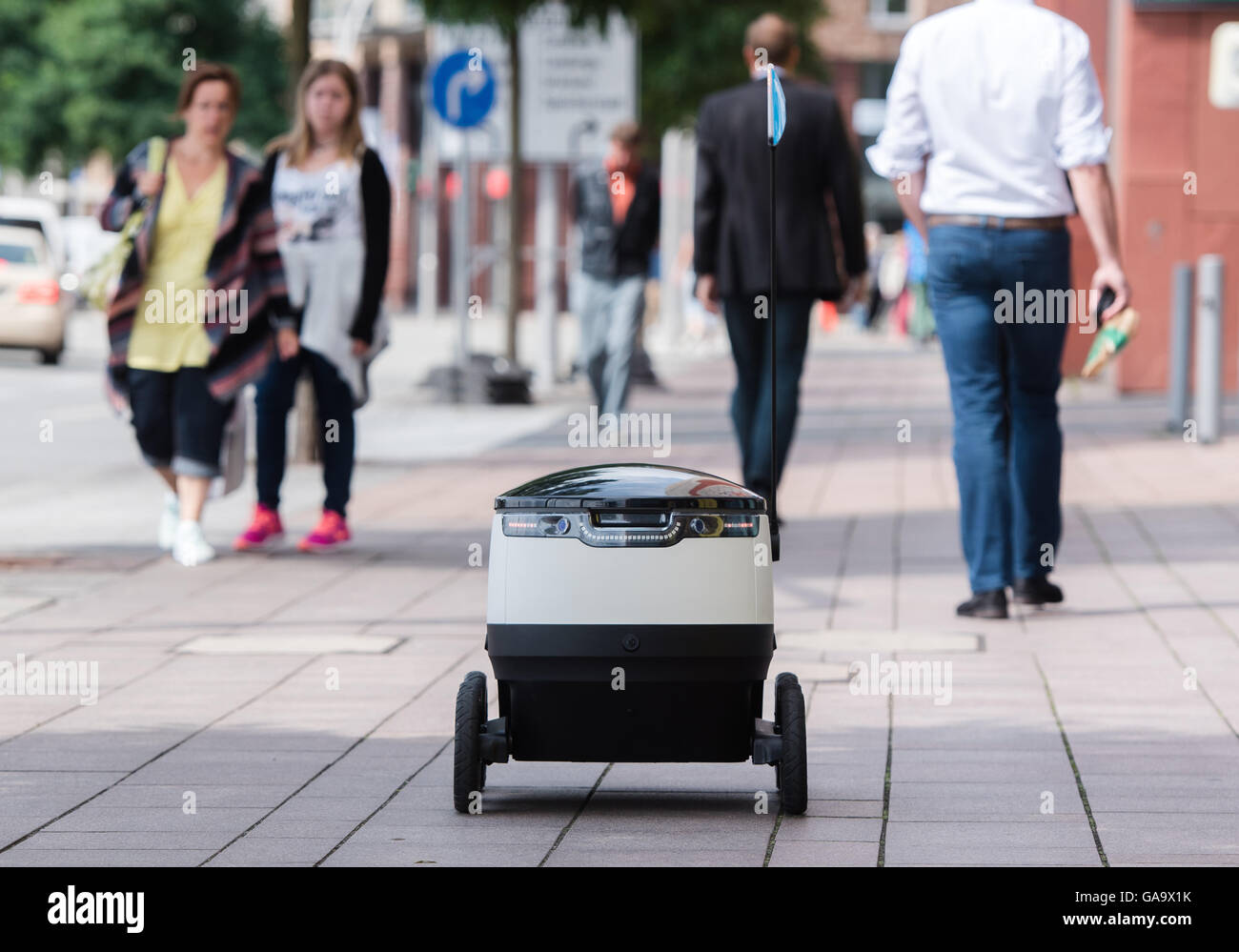 Hambourg, Allemagne. Le 04 août, 2016. Un robot développé par la société Starship Technologies pour la livraison de colis Hermes à travers à Hambourg, Allemagne, 04 août 2016. En août Hermes a commencé un test-run de la livraison du robot à Hambourg. Dpa : Crédit photo alliance/Alamy Live News Banque D'Images