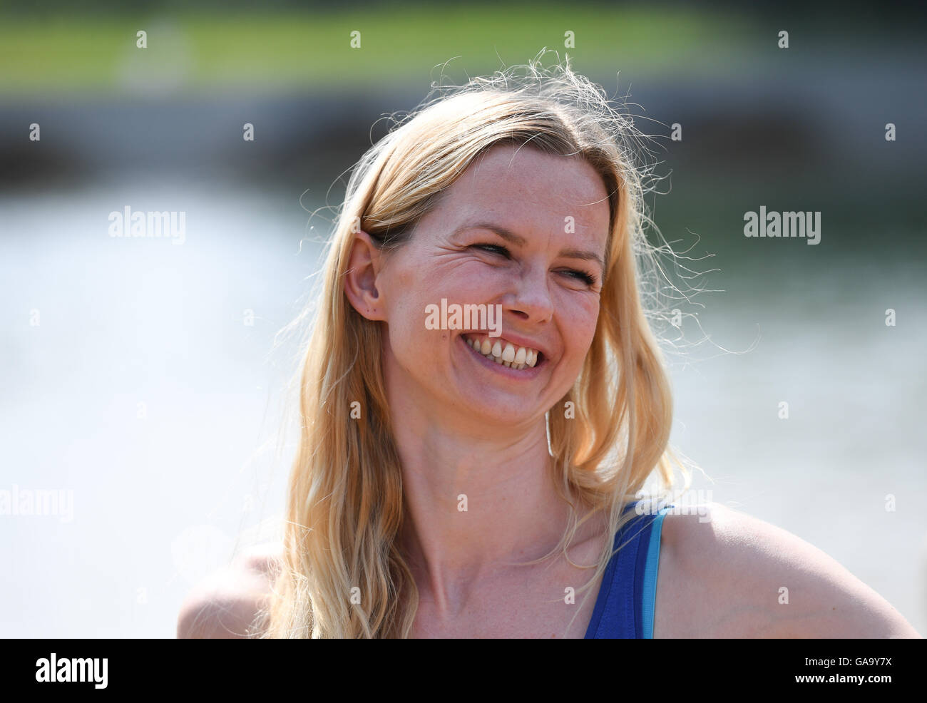 Berlin, Allemagne. 21 juillet, 2016. Ancien nageur Britta Steffen posant à la plage de l'hôtel récemment ouvert Lac de la base de loisirs et un centre de loisirs à Berlin, Allemagne, 21 juillet 2016. Après une restauration écologique d'une durée de 1,5 ans, vous pourrez nager dans le lac. PHOTO : SOEREN STACHE/dpa/Alamy Live News Banque D'Images