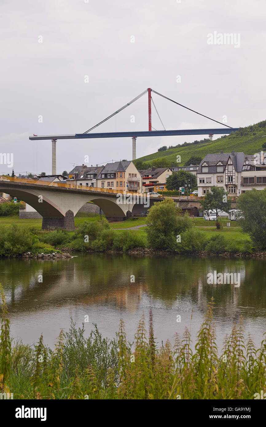 Bernkastel-kues, Allemagne. 4e août 2016. Vue de la construction de l'emplacement de l'Hochmosel bridge près de Bernkastel-kues, Allemagne, 4 août 2016. Le pont s'étend sur la Moselle entre l'Eifel et Hunsrueck et il est dit à 160 mètres de haut et 1,7 kilomètres de long. Le pont coûte 456 millions d'euros au total. PHOTO : THOMAS FREY/dpa/Alamy Live News Banque D'Images