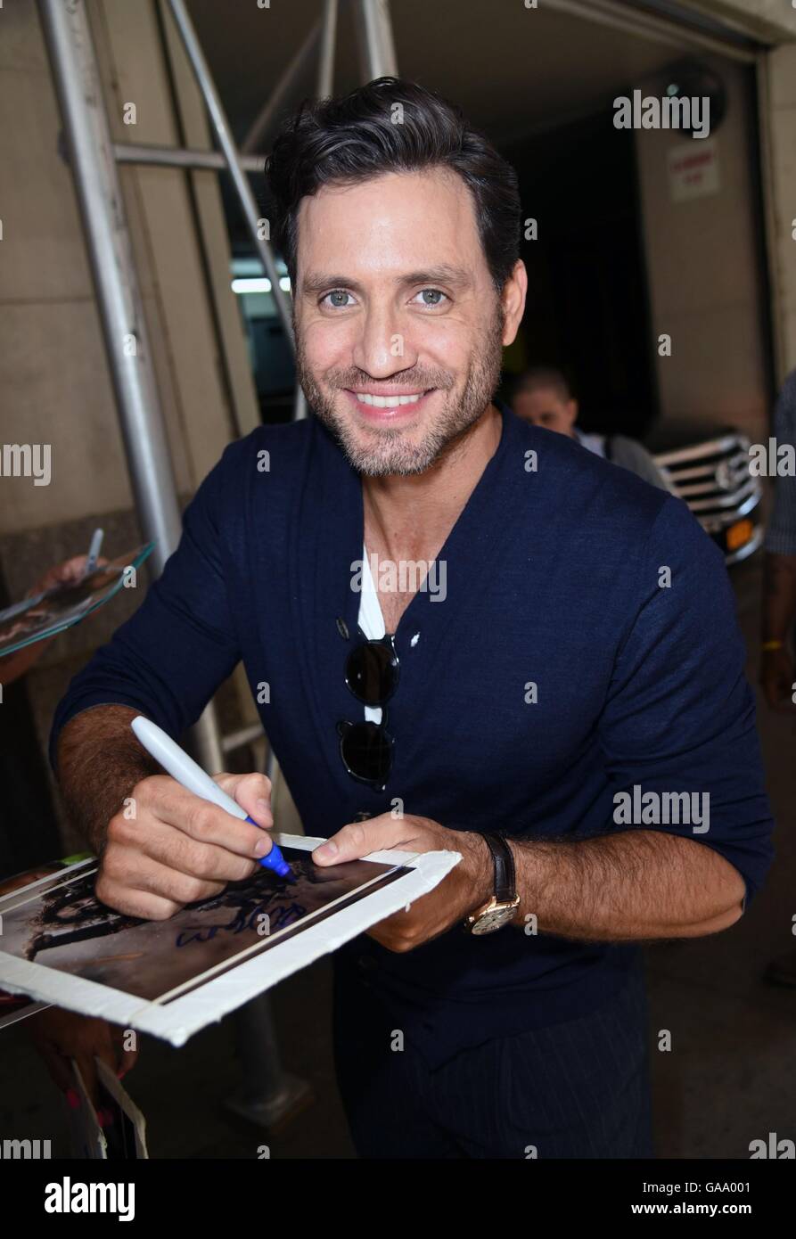 Edgar Ramirez dehors et environ pour la célébrité Candids - THU, , New York, NY Le 4 août 2016. Photo par : Derek Storm/Everett Collection Banque D'Images