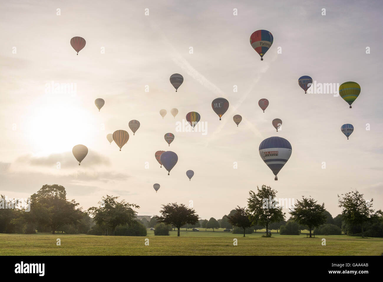 Le Durdham, Clifton, Bristol, UK., UK. 5 août 2016. Montée totale de masse de ballons pour lancer l'Assemblée Bristol International Balloon Fiesta. Credit : Carolyn Eaton/Alamy Live News Banque D'Images