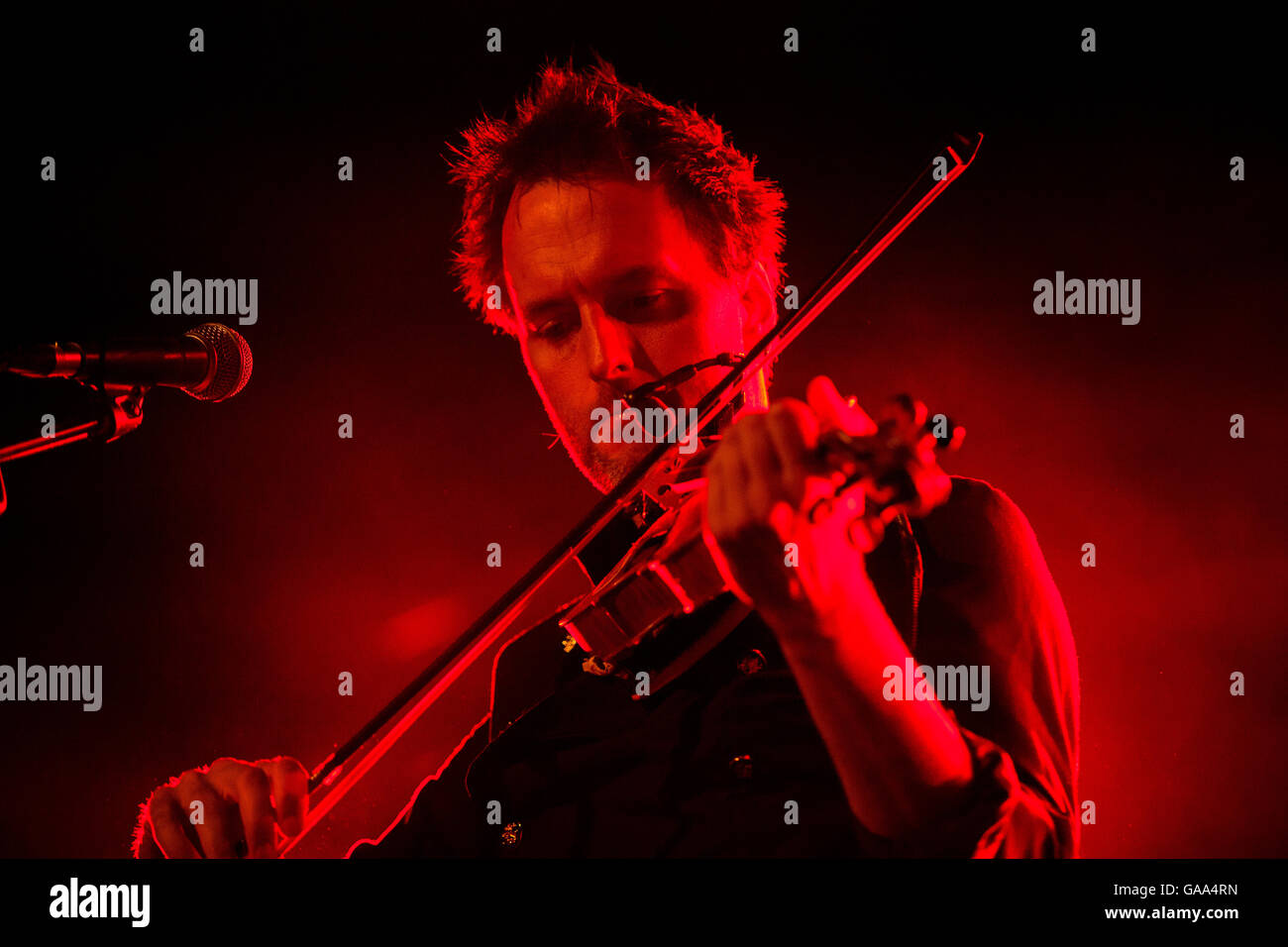 L'ancien frontman chorégraphiques *Jon Boden headlines l'avant-dernière nuit de Sidmouth Folk Festival 2016 Semaine dans le rectangle de Jambon Banque D'Images