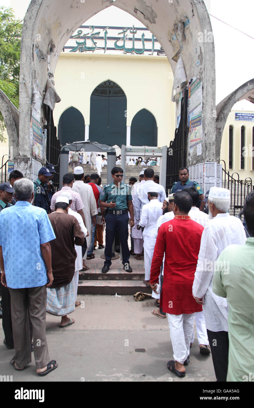 Dhaka, Bangladesh. 4e août 2016. Un groupe de musulmans du Bangladesh les gens qui vont à la mosquée pour la prière du vendredi et à la prochaine police bangladaise montent la garde devant l'entrée de la Mosquée Nationale pour contrôler les gens à travers le détecteur de métal archway durant la prière du vendredi dans la région de Dhaka, Bangladesh le 05 août 15, 2016. La sécurité a été fredonné jusqu'après les attentats terroristes de Gulshan qui laisse 20 otages morts le 01 juillet et dans un autre au cours de l'attaque Eid-Al-Fitr prière qui a tué quatre dont deux policiers dans Sholakia, Quartier Kishoregonj le 07 juillet 2016. Photo : Monirul Alam (Crédit Banque D'Images