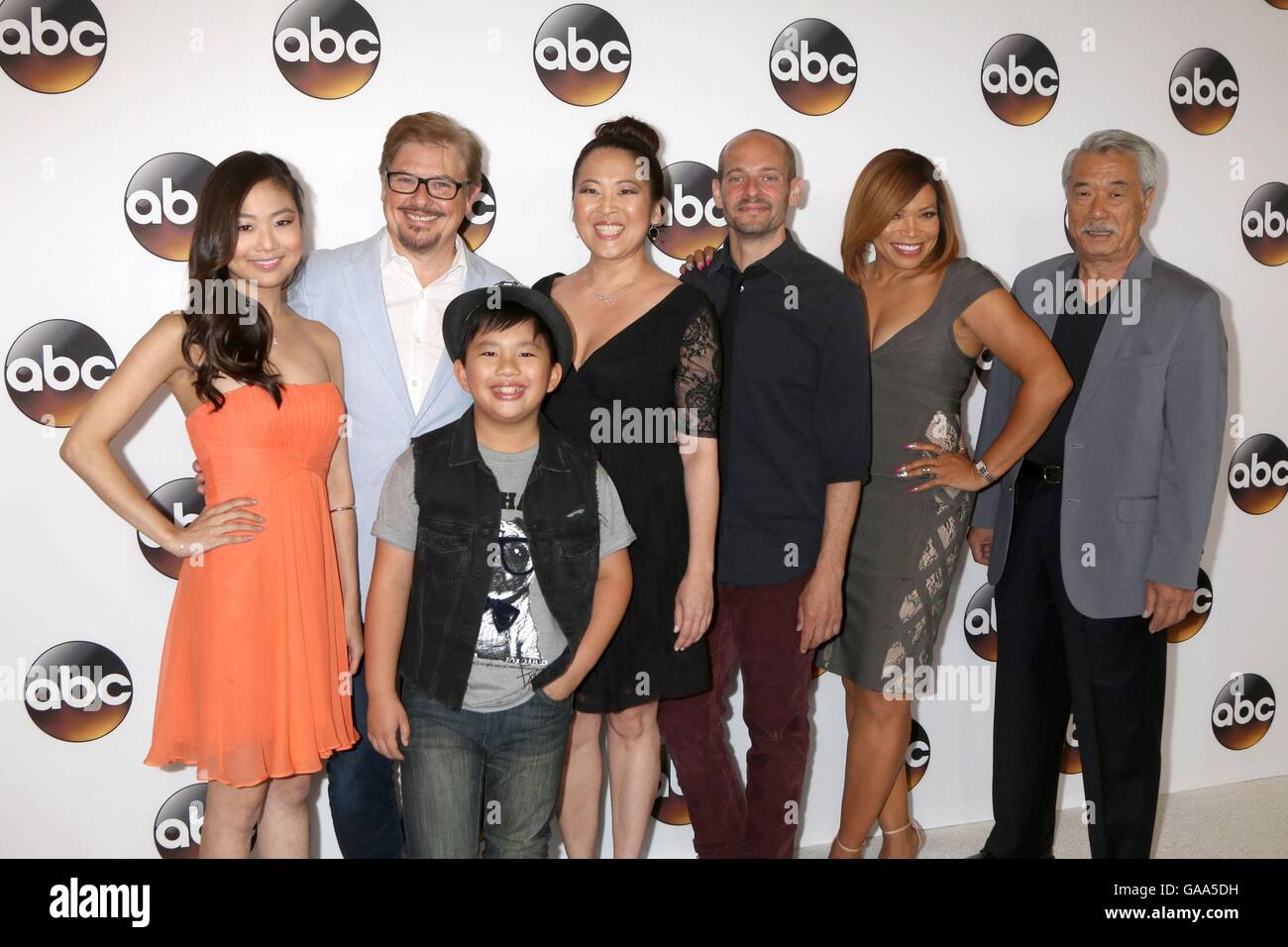 Krista Yu, Dave Foley, Albert Tsai, Suzy Nakamura, Jonathan Slavin, Tisha Campbell-Martin, Dana Lee à l'arrivées de Disney ABC Television Group héberge des TCA Summer Press Tour, le Beverly Hilton Hotel, Los Angeles, CA 4 août 2016. Photo par : Priscilla Grant/Everett Collection Banque D'Images