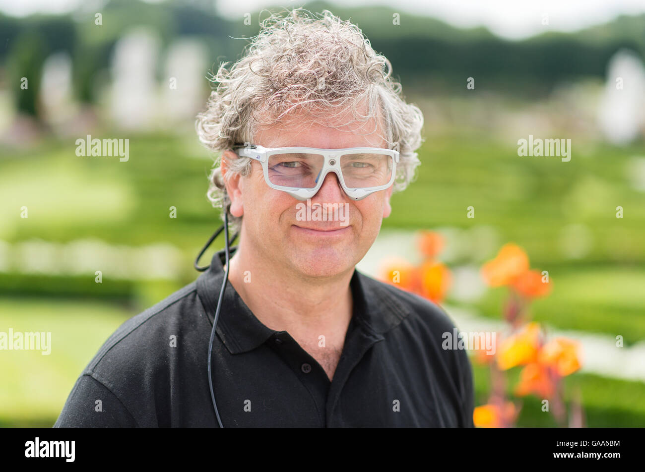Hanovre, Allemagne. 5 Août, 2016. Dirk Junker, professeur à l'aménagement  paysager de l'Université de Sciences Appliquées de Osnabrueck, portant des  lunettes "Eye-Tracking'-Gaerten à Herrenhaeuser Herrenhaus (jardins) à  Hanovre (Allemagne), 5 août 2016.