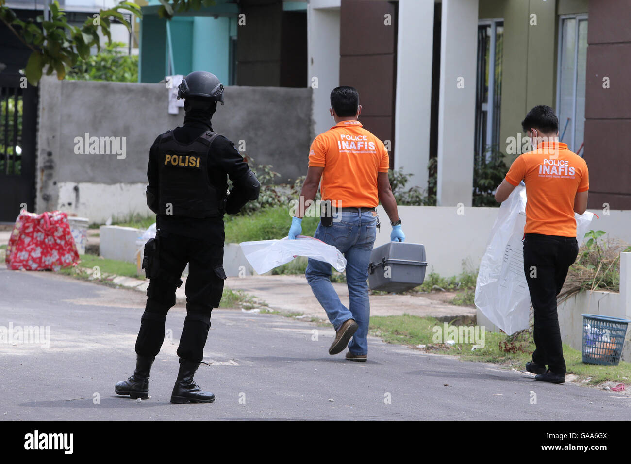 Batam, Indonésie, Îles Riau. 5 Août, 2016. La police anti-terroriste indonésienne et une équipe d'identification sont vus à l'extérieur d'un bâtiment au cours d'un raid à Batam, Indonésie, Îles Riau, le 5 août 2016. Ce groupe terroriste qui serait liée à Bahrun Naim incorporés dans ISIS et l'attentat-suicide à la station de police de Solo dans le centre de Java, le mois dernier. Credit : Sijori Images/ZUMA/Alamy Fil Live News Banque D'Images