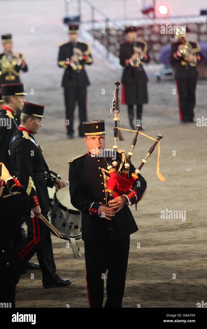 (160805) -- HAMINA(Finlande), 5 août 2016 (Xinhua) -- la musique de l'Artillerie de Rennes France effectuer un énorme show mars pendant le tattoo militaire Hamina International Music Festival à Hamina, Finlande, le 4 août 2016. (Xinhua/Zhang Xuan) (Yn) Banque D'Images