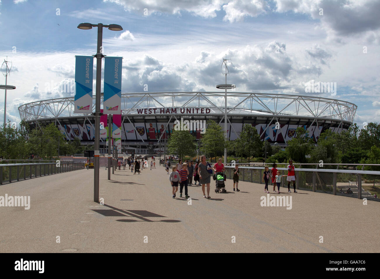 London,UK. 5 août 2016. Les gens profitent de la chaleur et de beau temps pour vous promener dans le parc olympique de Stratford et stade olympique d'accueil de l'équipe English Premier League West Ham United Credit : amer ghazzal/Alamy Live News Banque D'Images