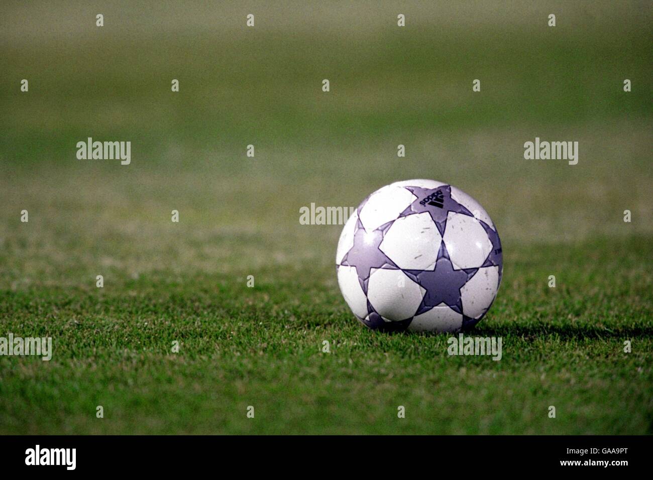 Football - UEFA Champions League - quart de finale - première étape - Panathinaikos / Barcelone. Le match-ball officiel Adidas Banque D'Images