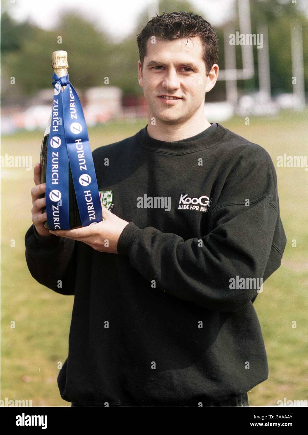 Rugby Union - joueur du mois de Zurich.Barry Everitt, de Londres Irish, détient son Magnum de champagne après avoir été nommé joueur DE ZURICH du mois Banque D'Images