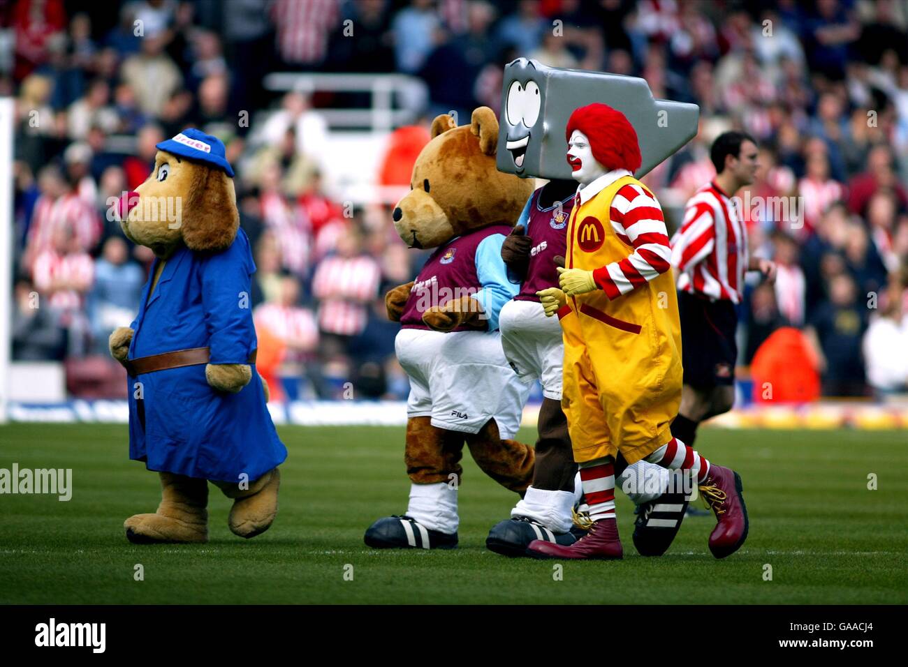 La mascotte de West Ham United Herbie Hammer est accompagnée sur le Terrain par diverses mascottes dont Ronald McDonald Banque D'Images