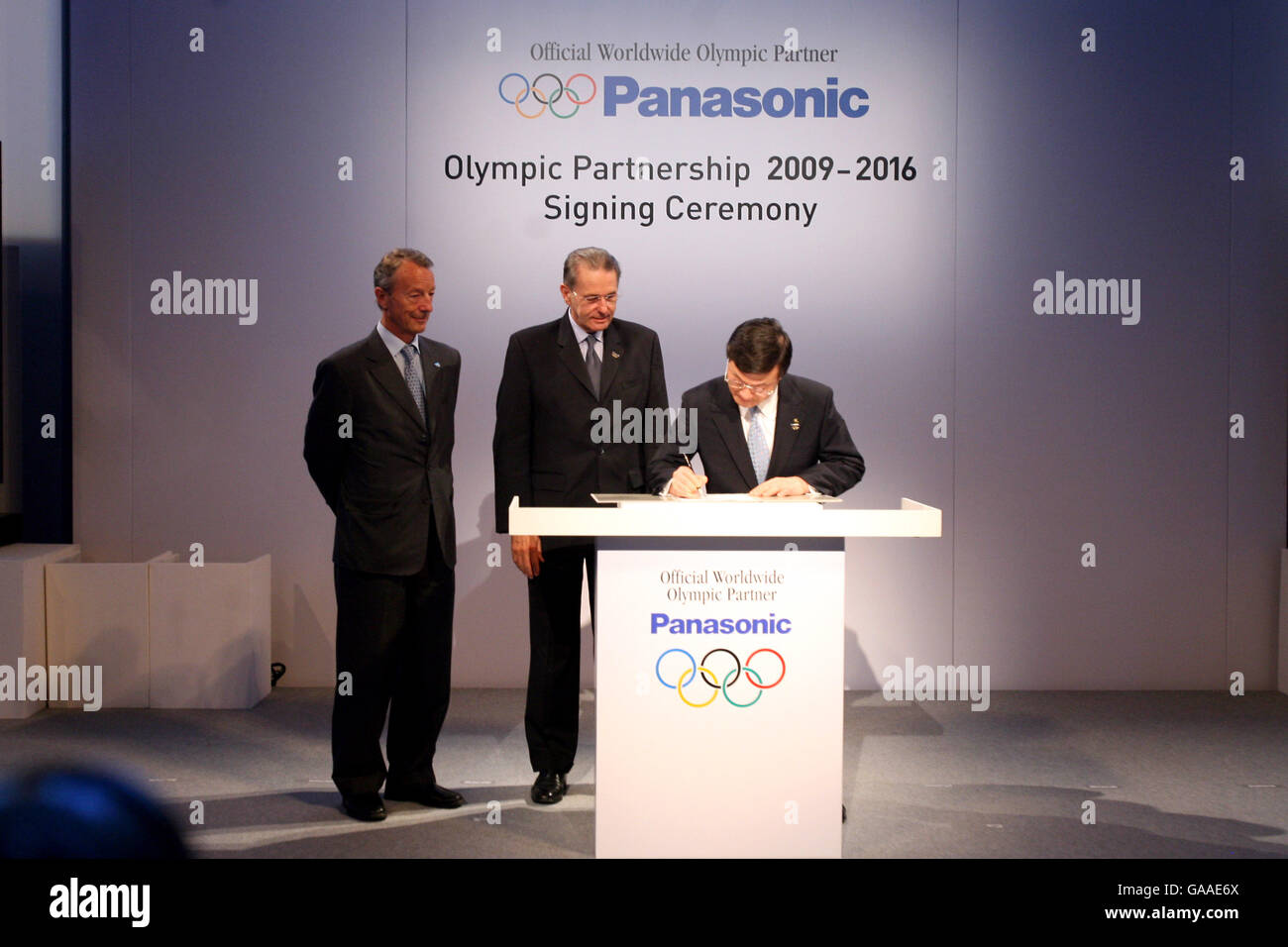 De gauche à droite : Gerhard Heiberg, président de la commission marketing du CIO, Jacques Rogge, président du CIO, et Fumio Ohtsubo, président de Matsushita Electric Industrial, se sont mis à serrer la main lors de la cérémonie de signature du Panasonic Olympic Partnership 2009-20016 à la salle de banquet de Londres Banque D'Images