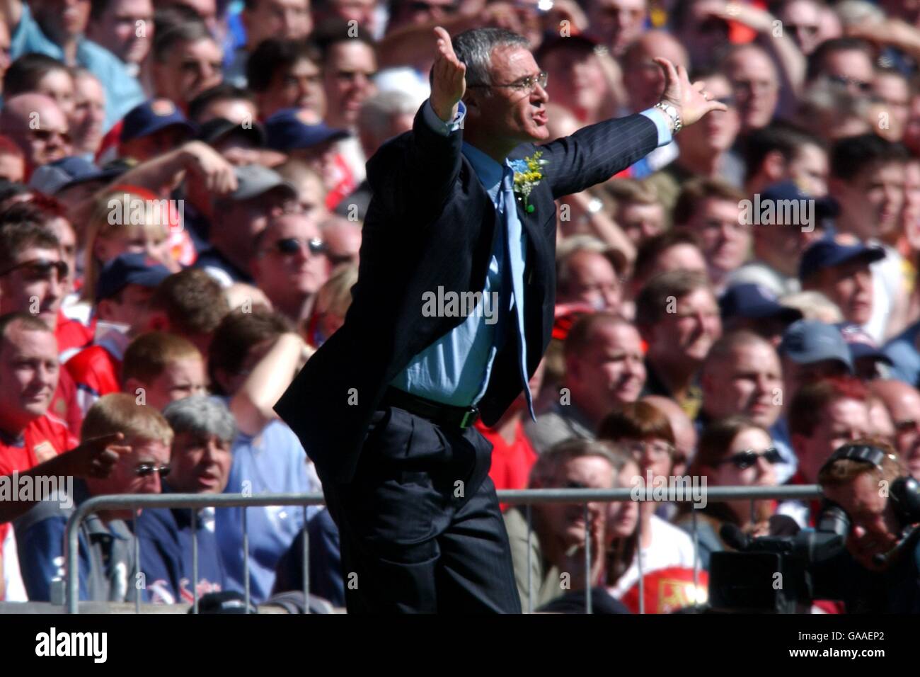 Football - finale de la coupe AXA FA - Arsenal / Chelsea.Claudio Ranieri, gestionnaire de Chelsea, réagit à une décision non-parallèle Banque D'Images