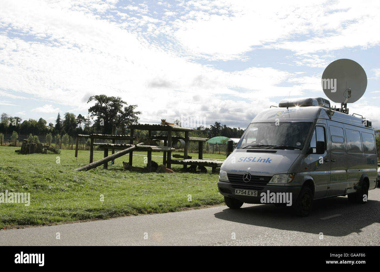 Un camion satellite SIS pendant qu'il filme sur place Mazumba, le bébé rhinocéros blanc africain d'une semaine, après qu'elle ait fait ses débuts en public aux côtés de la mère Dorothy dans leur nouvelle enceinte au parc de safari Blair Drummond près de Stirling. Le Rhino blanc est le premier à être né au parc . Banque D'Images