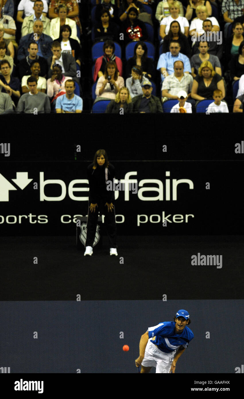 Andy Murray, écossais, en route pour remporter la finale lors du match de tennis Betfair Turbo à l'O2 Arena de Londres. Banque D'Images