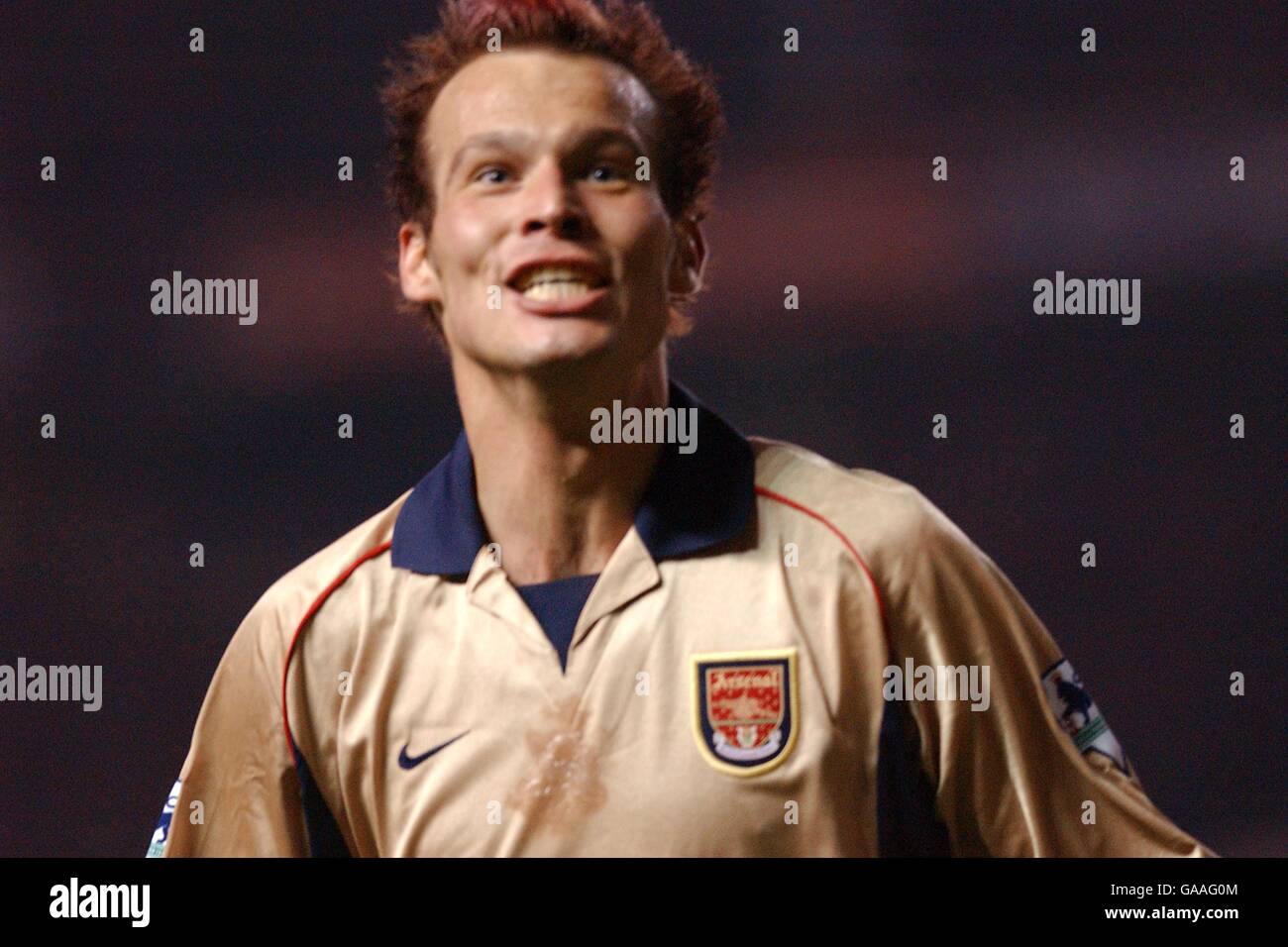 Football - FA Barclaycard Premiership - Manchester United contre Arsenal.Fredrik Ljungberg d'Arsenal célèbre le but d'ouverture marqué par Sylvain Wiltord d'Arsenal contre Manchester United Banque D'Images