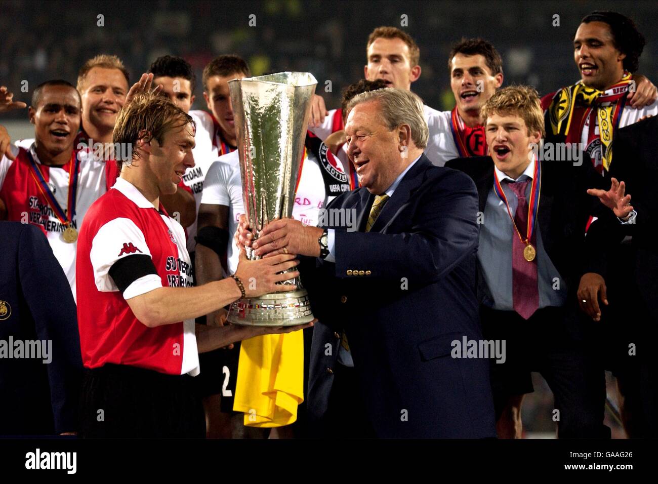 Paul Bosvelt, capitaine de Feyenoord, reçoit le trophée de la coupe UEFA de Lennart Johansson, président de l'UEFA, a remporté la victoire contre Borussia Dortmund Banque D'Images