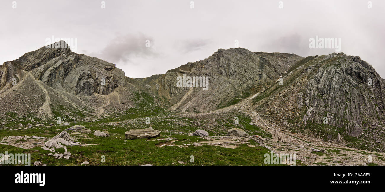 Nuages sur la montagne de marbre blanc. Orient Sayan, Col de grenade Banque D'Images