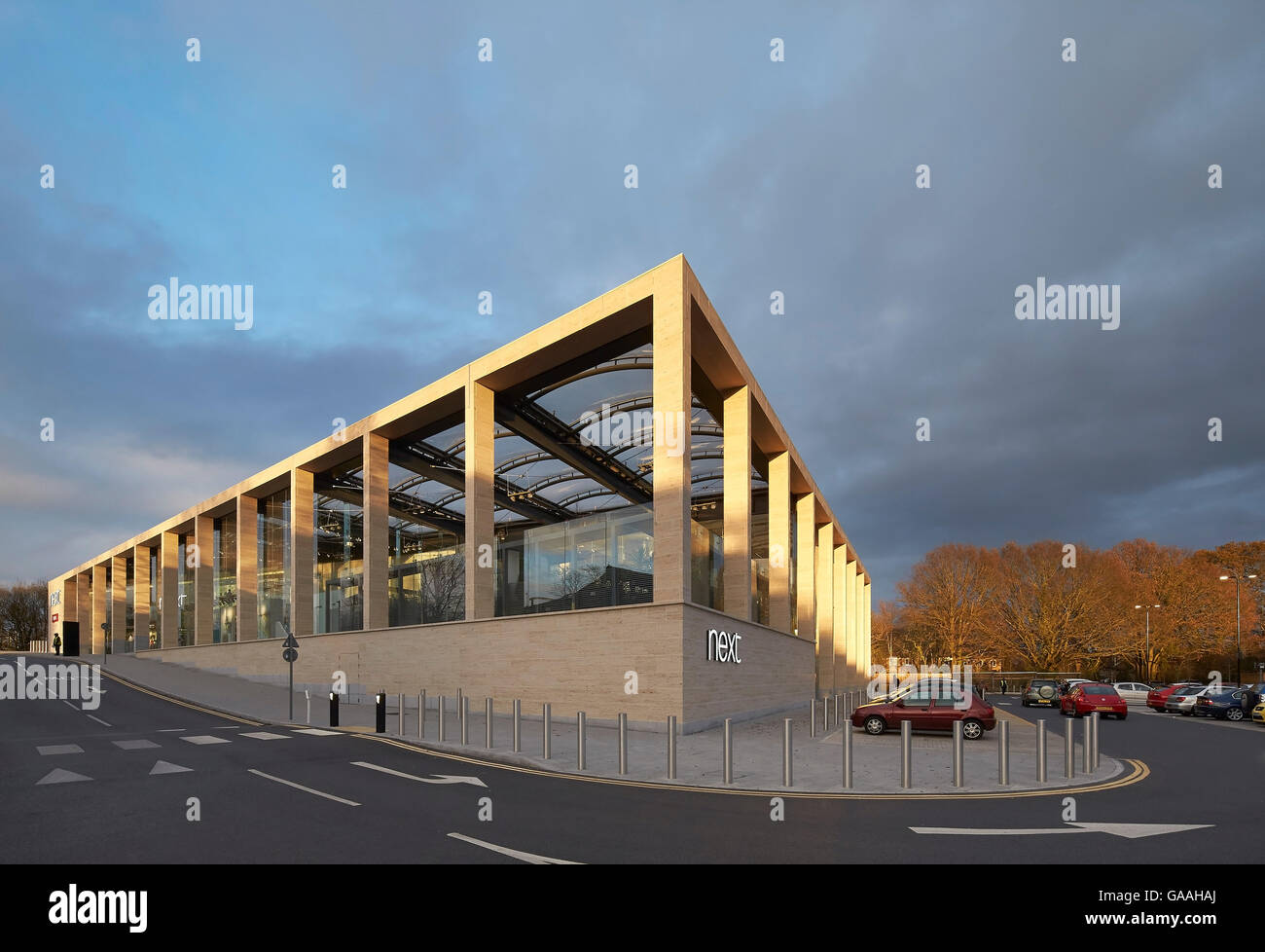 Élévation de la façade d'angle d'entrée colonnade de l'autre côté de la rue. Suivant - Maison et Jardin Magasins, Southampton, Royaume-Uni. Architecte : Stanton Williams, 2014. Banque D'Images