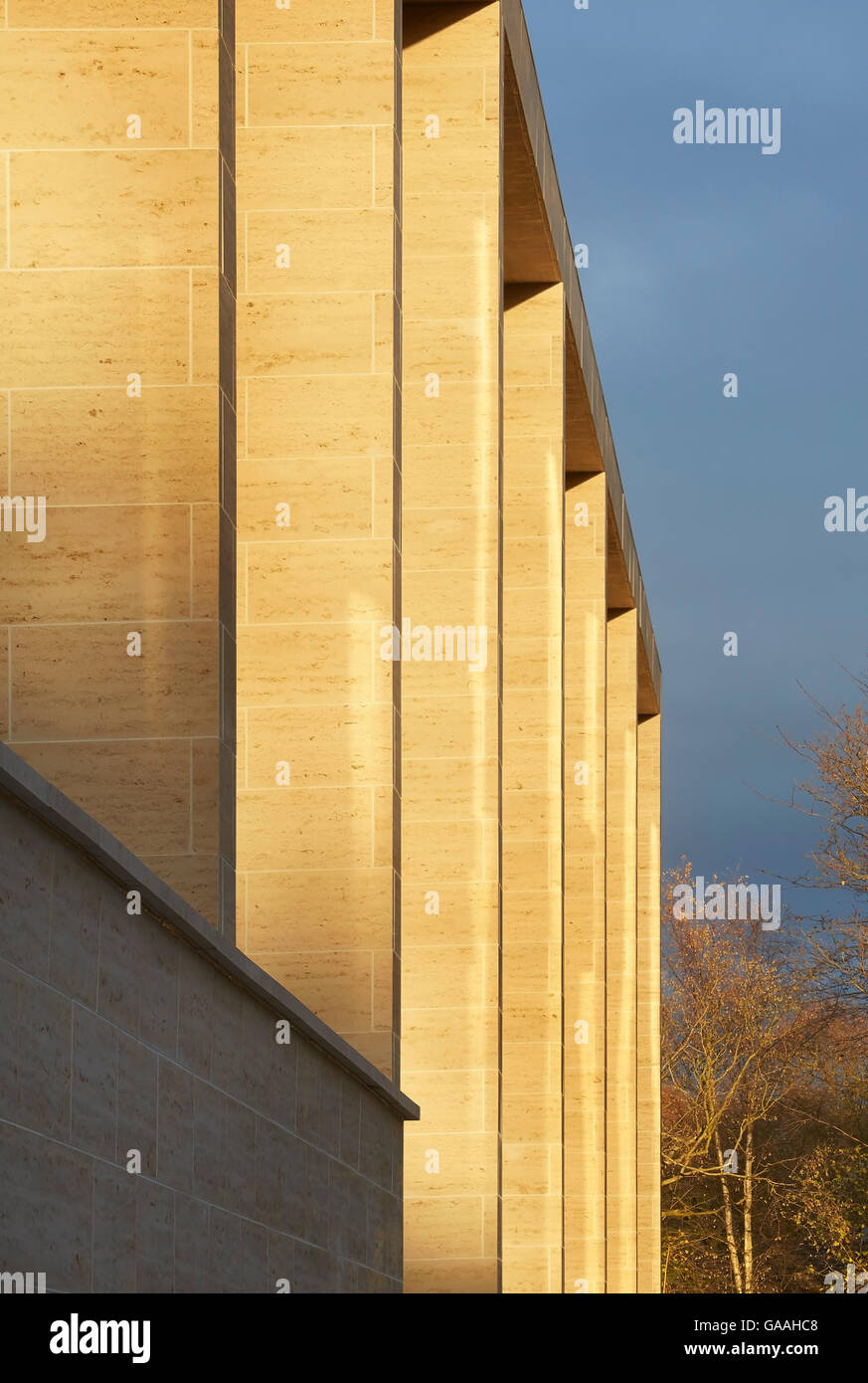 Détail de façade en pierre doublés. Suivant - Maison et Jardin Magasins, Southampton, Royaume-Uni. Architecte : Stanton Williams, 2014. Banque D'Images