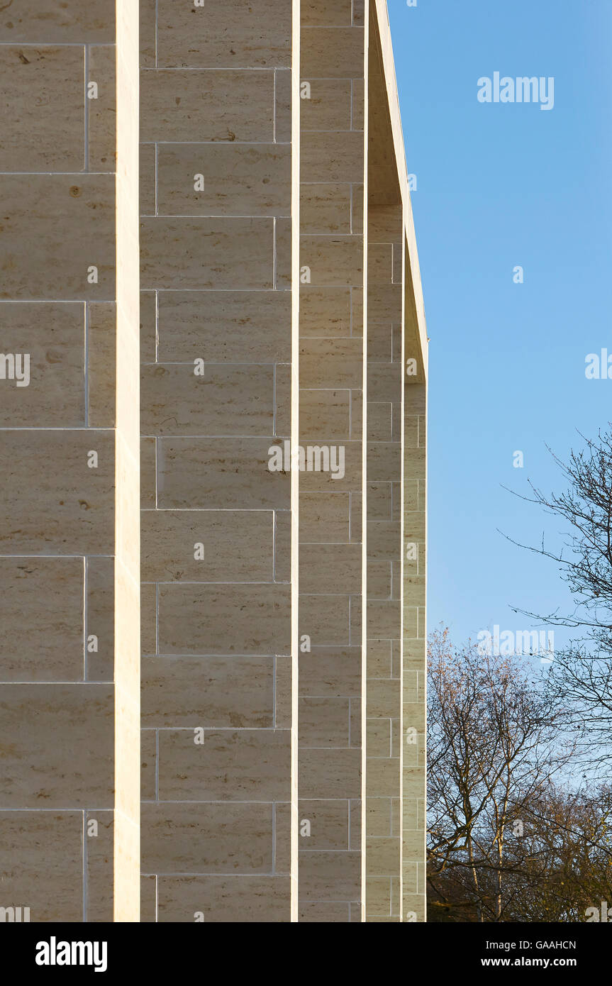 Détail de colonnade en pierre en perspective. Suivant - Maison et Jardin Magasins, Southampton, Royaume-Uni. Architecte : Stanton Williams, 2014. Banque D'Images