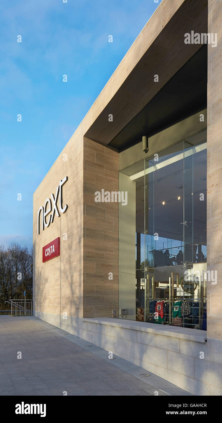 Vue de la façade avec vitrage et revêtement de pierre. Suivant - Maison et Jardin Magasins, Southampton, Royaume-Uni. Architecte : Stanton Williams, 2014. Banque D'Images