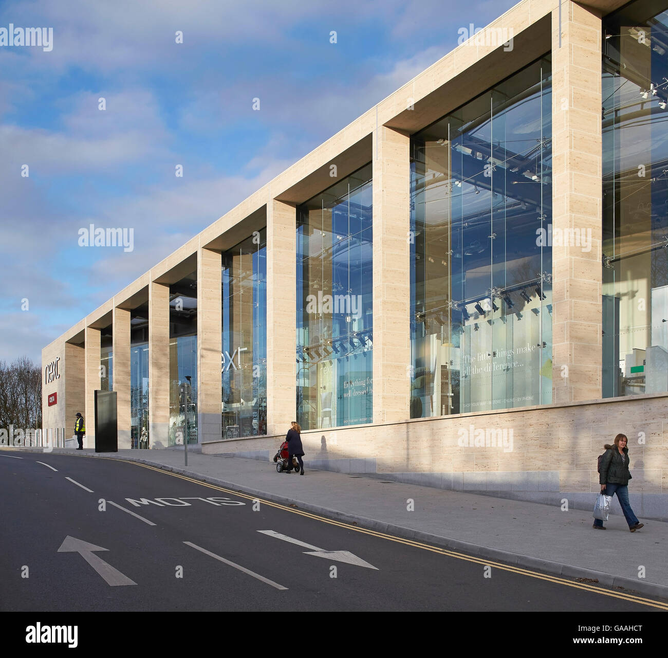 Perspective de la façade extérieure avec logo et de vitrage toute hauteur à l'intérieur. Suivant - Maison et Jardin Magasins, Southampton, Royaume-Uni. Architecte : Stanton Williams, 2014. Banque D'Images