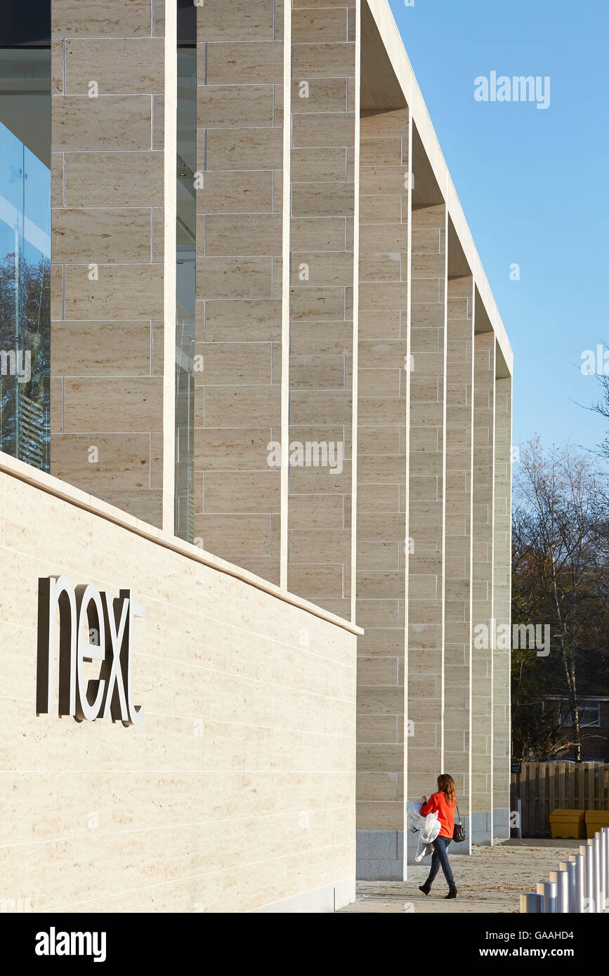 Vue de la façade avec revêtement de pierre et logo de l'entreprise. Suivant - Maison et Jardin Magasins, Southampton, Royaume-Uni. Architecte : Stanton Williams, 2014. Banque D'Images