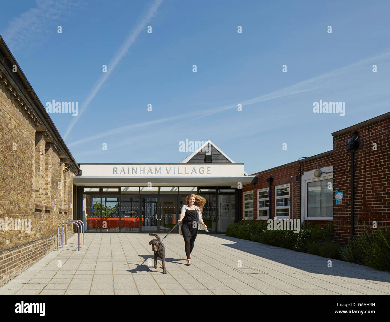 Zone d'arrivée avec la réception en retrait. L'école primaire du village de Rainham, Rainham, Royaume-Uni. Architecte : Walters et Cohen Ltd, 2015. Banque D'Images