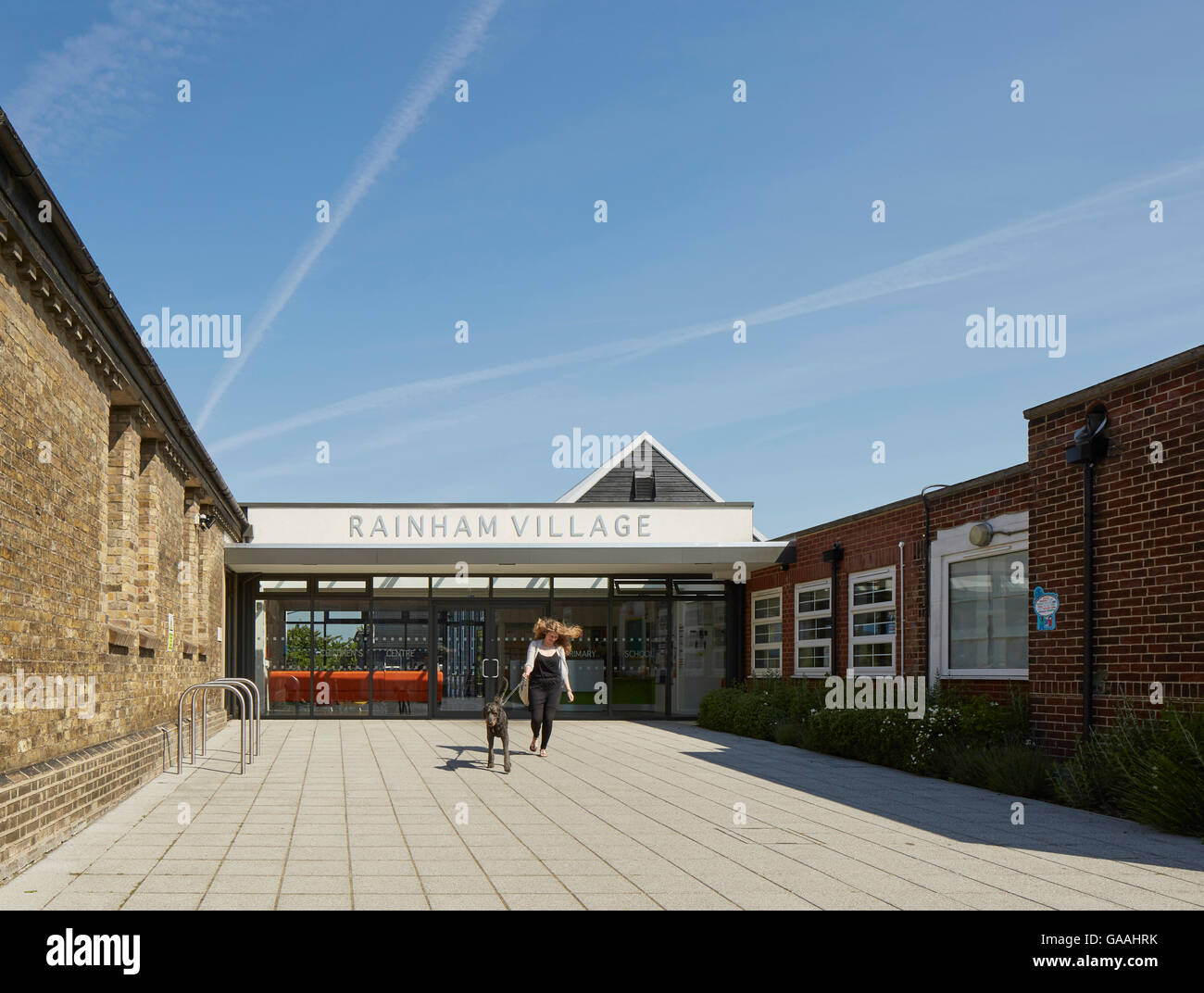 Zone d'arrivée avec la réception en retrait. L'école primaire du village de Rainham, Rainham, Royaume-Uni. Architecte : Walters et Cohen Ltd, 2015. Banque D'Images
