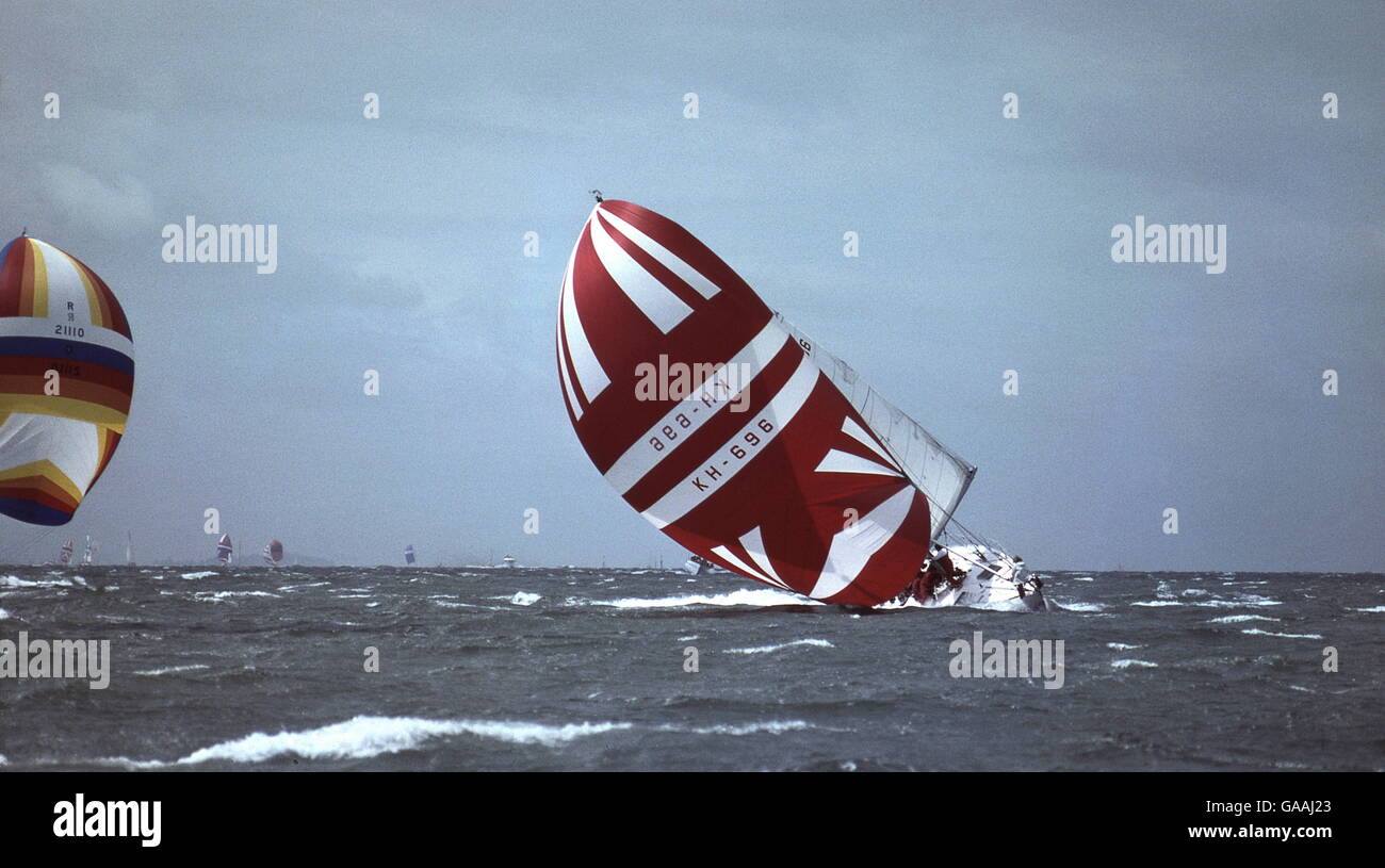 AJAXNETPHOTO. Août, 1979. SOLENT, en Angleterre. - Décès de l'AMIRAL ROULEAU DE CUIVRE - 2 - AVANT-GARDE L'ENTRÉE DE HONG KONG EFFECTUE UNE BROCHE classique et essuyez-le dans la force de coup de vent qui a frappé LA FLOTTE AU COURS DE LA 2ÈME COURSE CÔTIÈRE DANS LE SOLENT. (C'EST NR. 2 D'UNE SÉRIE DE 5 photos ; vous pouvez ALAMY MOT-CLÉ - VANGUARD). PHOTO:JONATHAN EASTLAND/AJAX REF:906091 36  1 Banque D'Images