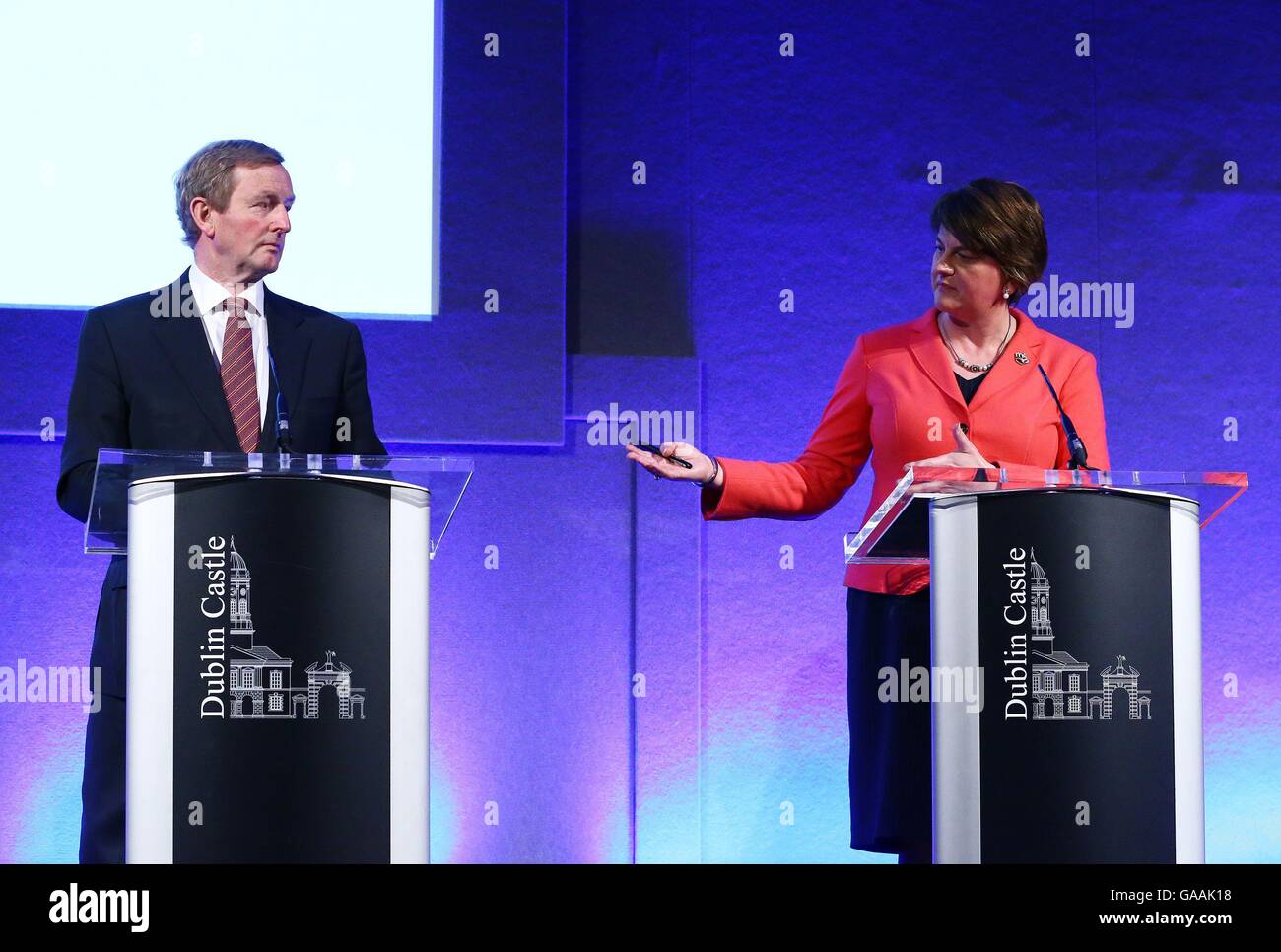 An Taoiseach Enda Kenny et d'Irlande du Premier Ministre Arlene Foster au cours d'une conférence de presse au conseil ministériel nord sud dans le château de Dublin, Dublin. Banque D'Images