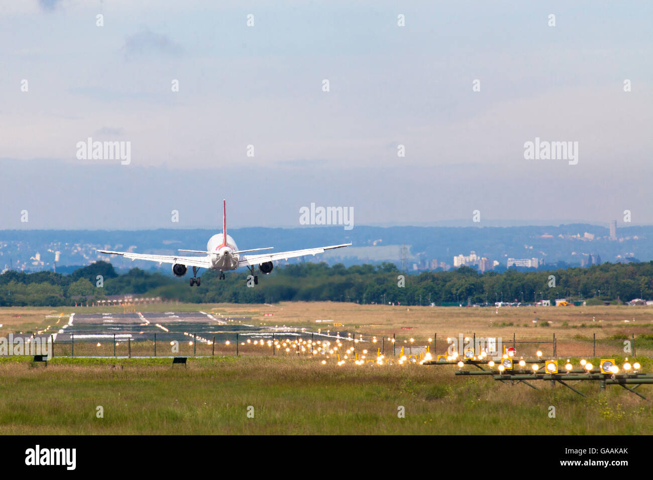 Allemagne, Cologne, l'approche pour l'atterrissage à l'aéroport de Cologne Bonn, au-dessus de la lande de Wahner. Banque D'Images
