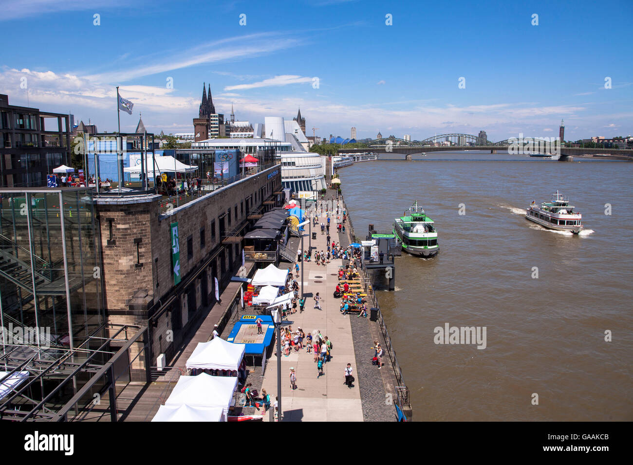 Allemagne, Cologne, le sport allemand et Musée Olympique à l'Rheinau Harbour, dans l'arrière-plan la cathédrale. Banque D'Images