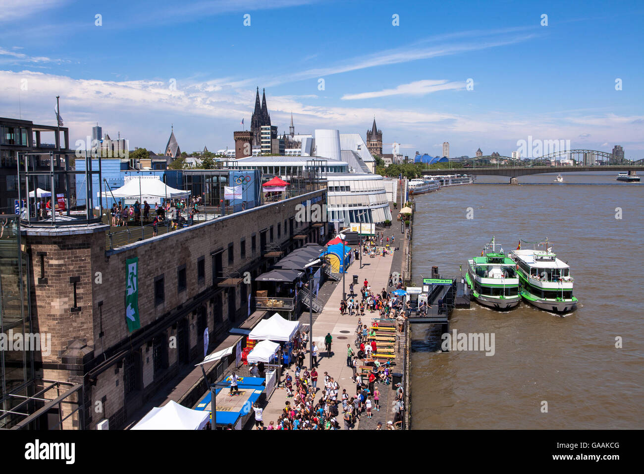 Allemagne, Cologne, le sport allemand et Musée Olympique à l'Rheinau Harbour, dans l'arrière-plan la cathédrale. Banque D'Images