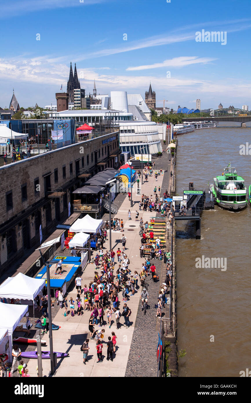 Allemagne, Cologne, le sport allemand et Musée Olympique à l'Rheinau Harbour, dans l'arrière-plan la cathédrale. Banque D'Images