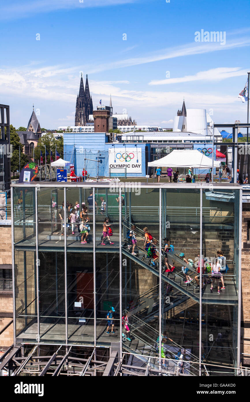 Allemagne, Cologne, le sport allemand et Musée Olympique à l'Rheinau Harbour, dans l'arrière-plan la cathédrale. Banque D'Images