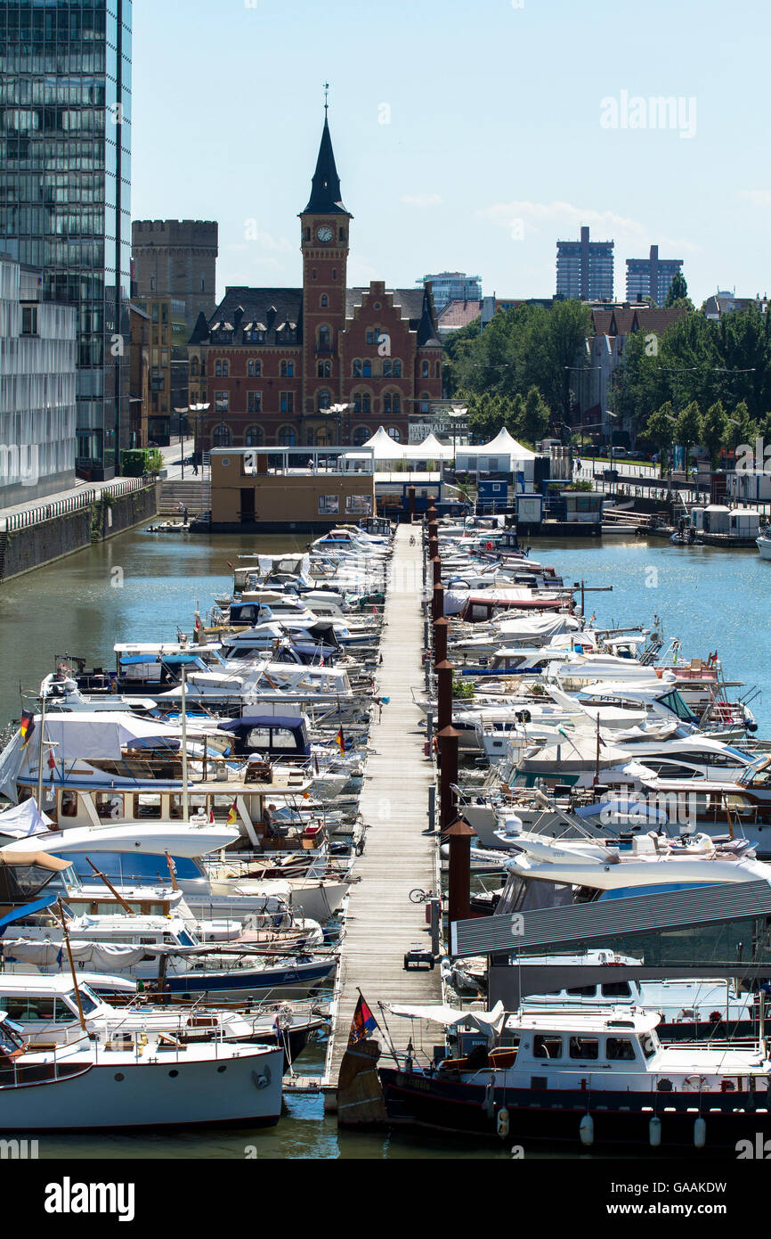 Allemagne, Cologne, bateaux au port de Rheinau, dans l'arrière-plan l'ancien bureau des maîtres des ports. Banque D'Images