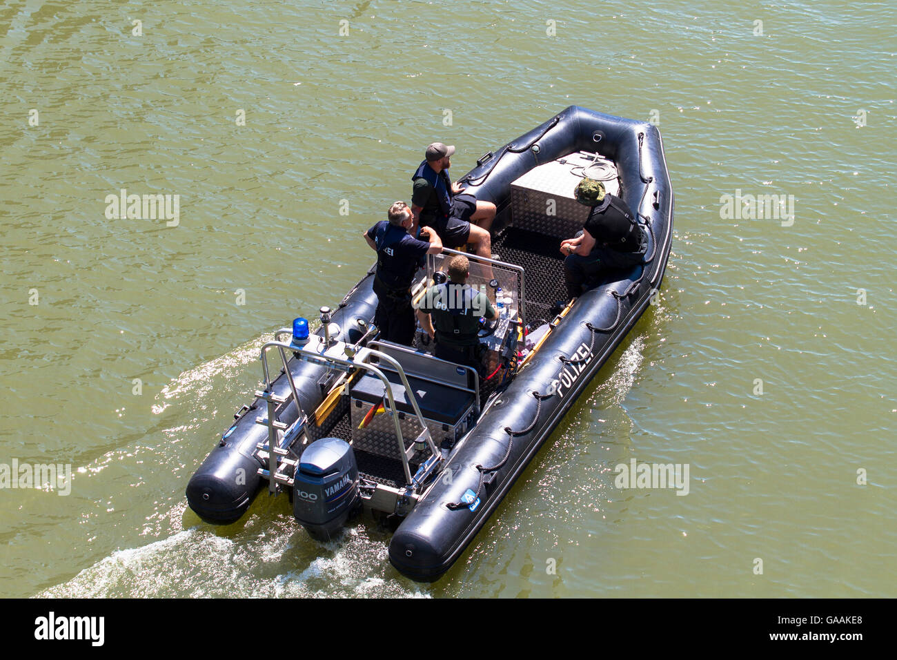 Allemagne, Hambourg, Cologne, la police patrouille dans un canot en caoutchouc sur le port de Rheinau. Banque D'Images