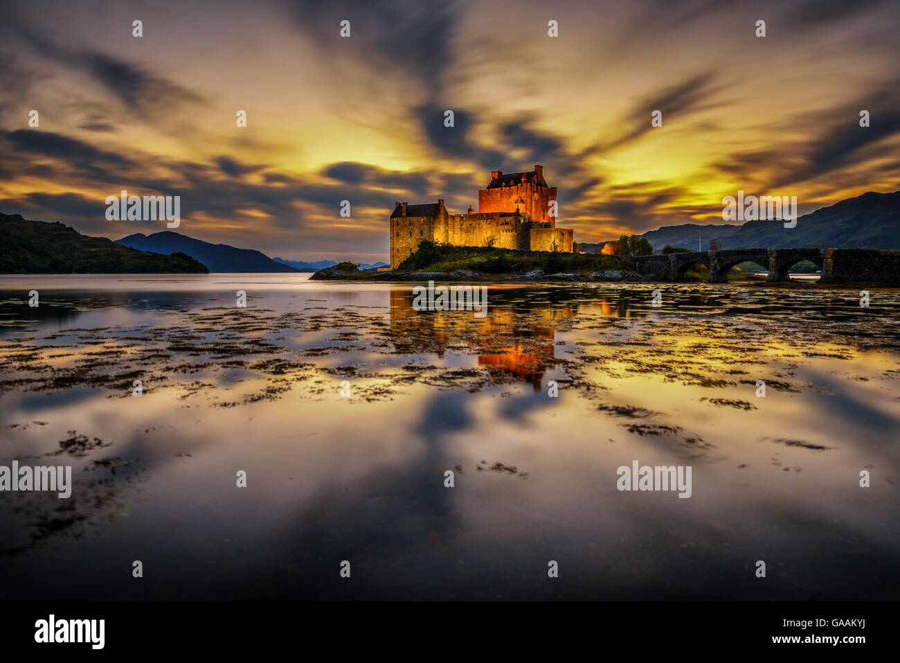 Coucher de soleil sur le château d'Eilean Donan, Ecosse, Royaume-Uni. Longue exposition. Banque D'Images