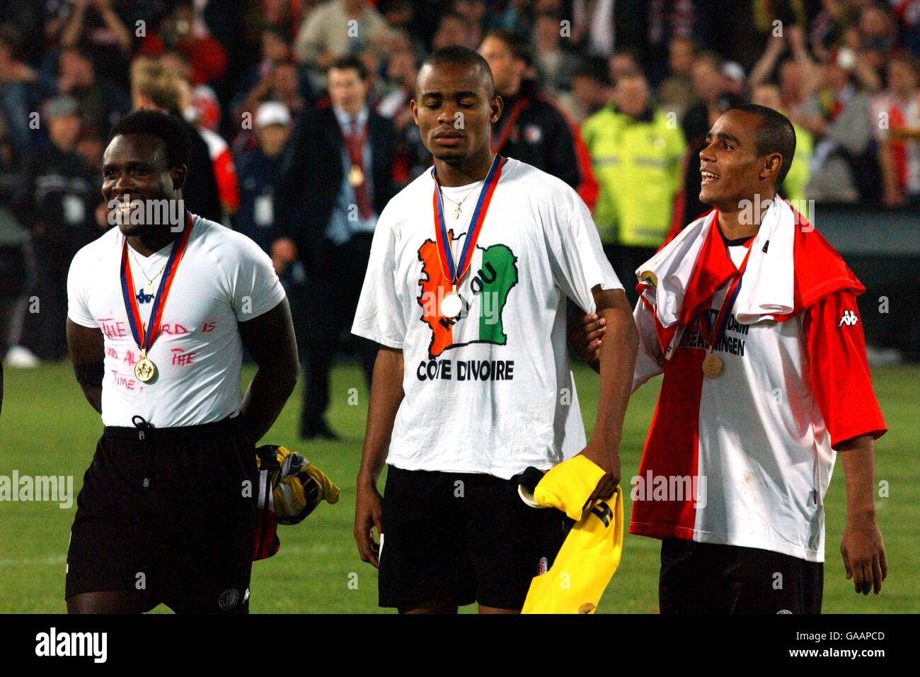 (G-D) Christian Gyan de Feyenoord, Bonaventure Kalou et Leonardo Vitor Santiago célèbrent avec leurs gagnants médailles Banque D'Images