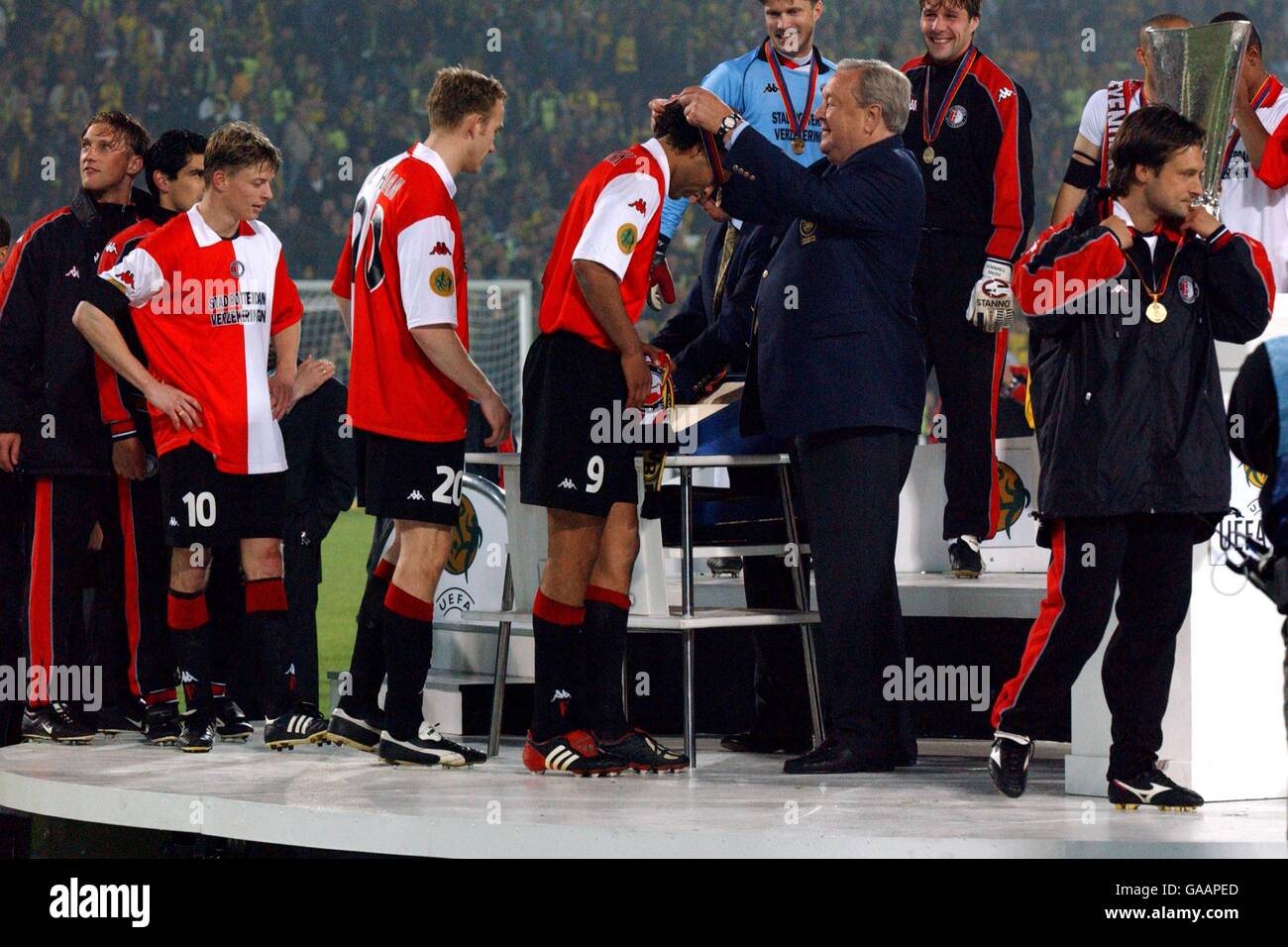 Les joueurs de Feyenoord marchent pour recevoir leurs médailles et La coupe de l'UEFA Banque D'Images