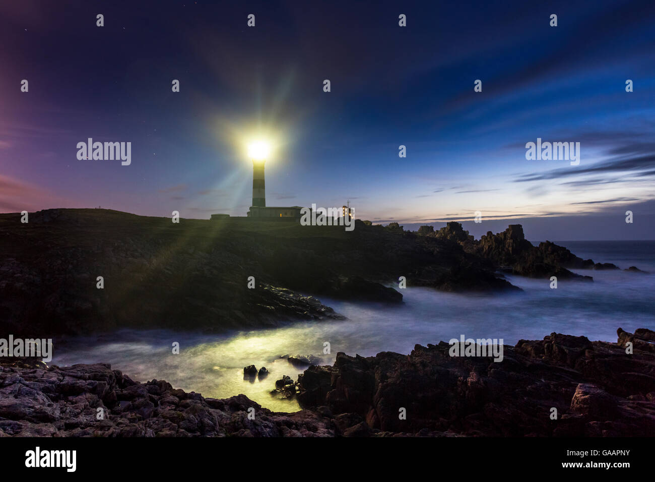 La lumière de la Creac&# 39;h phare de la nuit. Ile d&# 39;Ouessant / Ouessant, Finistère, Bretagne, France, septembre 2011. Banque D'Images