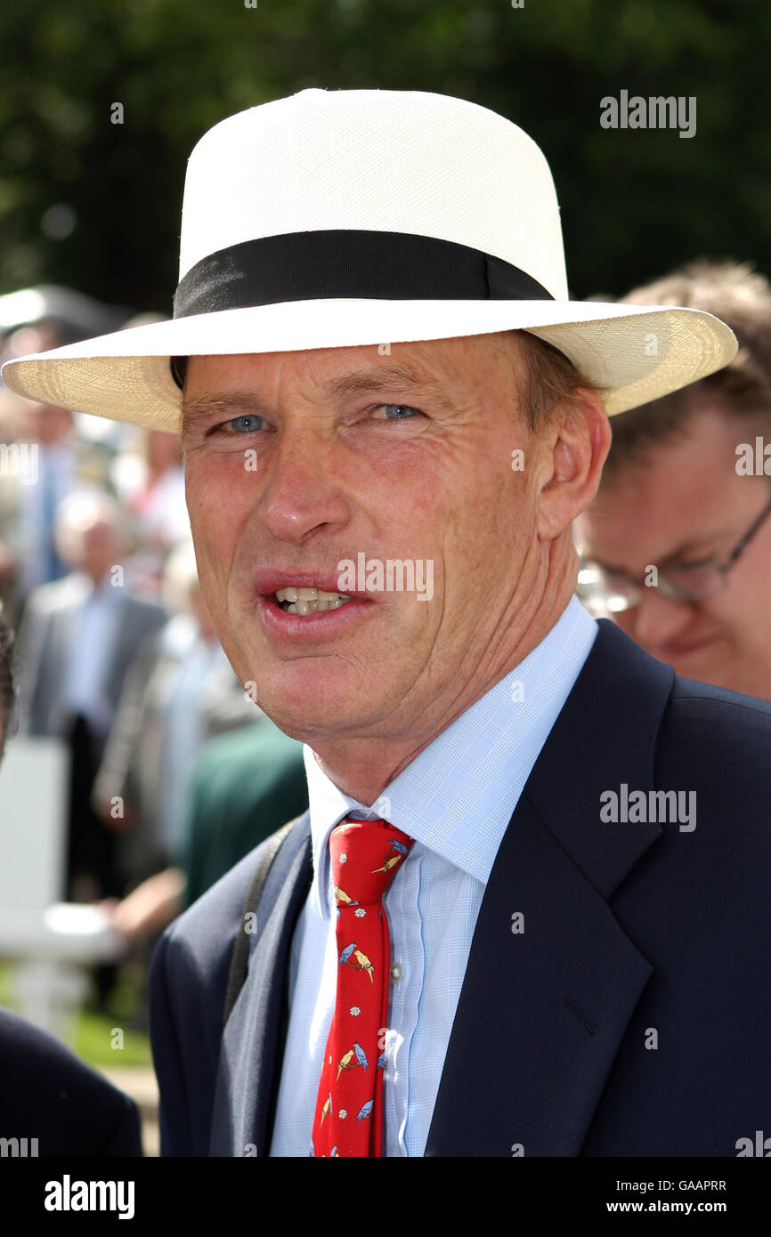 John Gosden, entraîneur de Raven's Pass, qui a remporté les enjeux Iveco Solario avec jockey Jimmy Fortune à l'hippodrome de Sandown. Banque D'Images